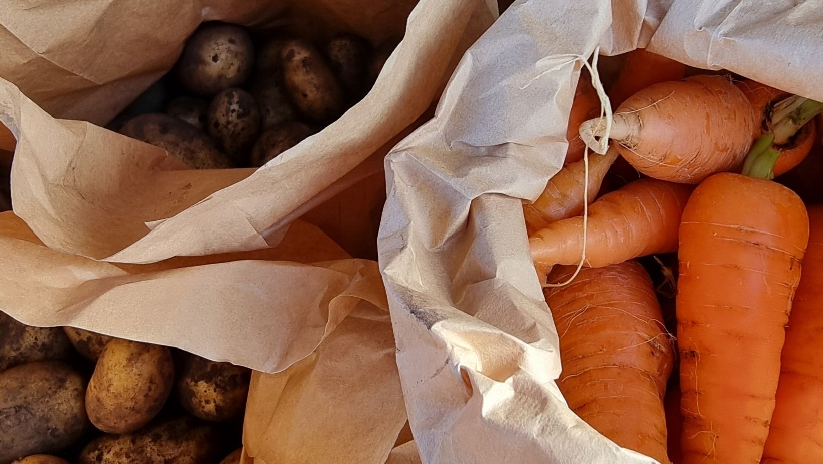Lokale grøntsager i papirposer bruges når der laves mad på kroen